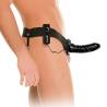 Fetish Fantasy arnés hueco vibrador negro, puesto por un modelo con el mando