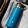Fuck Flask azul sobre unos vaqueros