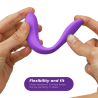 We-Vibe Sync Go violeta doblado con las manos para mostrar su flexibilidad