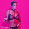Arnés Halter Euphoria de cadena, collar y correa, puesto sobre una modelo con la correa