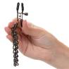 Pinzas Euphoria con cadenas, sostenida en la mano