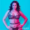 Arnés halter Euphoria con cadenas talla grande, puesto sobre una modelo