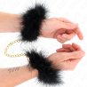 Esposas de plumas Kink modelo 2, puestas en las muñecas