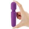 Minimasajeador Armony YourMagic morado sujetado con los dedos