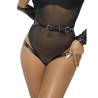 Esposas con cinturón bondage negro Subblime, puestas en una modelo de frente