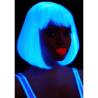 Leg Avenue peluca bob blanca fosforescente, la peluca bob brillando en azul bajo luz ultravioleta
