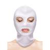 Pasamontañas blanco con ojos y boca Fetish & Fashion, puesto en un maniquí