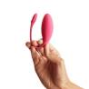 We-Vibe Jive rosa sostenido por el brazo de extracción