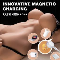 Xise Muriel, torso femenino con la carga magnética USB