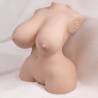 Xise Tiny, torso femenino visto de frente