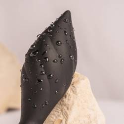 Rocks-Off Desire negro, plug de lado con gotas de agua