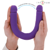 Dildo doble Intense Gunter doblado en U entre las manos