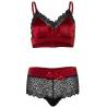 Piezas del conjunto rojo y negro Leg Avenue sobre fondo blanco, sin modelo