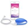 We-Vibe Jive azul con el móvil y su cable magnético