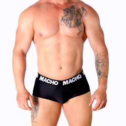 Slip Macho MS30NG negro, modelo de frente, de torso a cadera