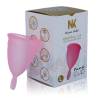 Nina Cup rosa delante de su caja