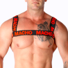 Arnés doble Macho rojo, modelo de frente en primer plano