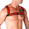 Arnés doble Macho rojo, modelo en tres cuartos