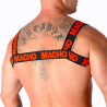 Arnés doble Macho rojo, modelo de espaldas en tres cuartos