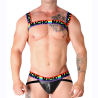 Arnés doble Macho Pride con bandas arcoíris, modelo de frente con jockstrap