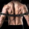 Bicep Binder puesto, visto por la espalda