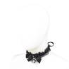 Collar Ohmama Fetish de encaje negro con lazo y cascabel, otra vista sobre un maniquí