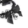 Collar Ohmama Fetish de encaje negro, detalle del lazo y el cascabel
