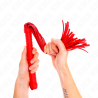 Látigo Kink rojo con mango texturizado, tiras agarradas en la mano