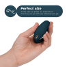We-Vibe Sync O azul petróleo sostenido con una mano, comparando su tamaño