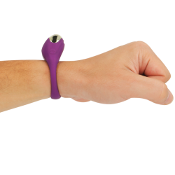 Treasure Robin anillo vibrador morado, colocado en la muñeca para mostrar su elasticidad