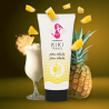 Tubo de Kikí Travel piña colada junto a un cóctel