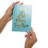 Tarjeta Let's Make Magic Together en la mano
