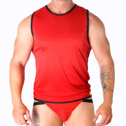 Macho camiseta sin mangas roja con ribetes negros, modelo de frente con el jockstrap rojo