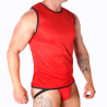 Macho camiseta sin mangas roja con ribetes negros, modelo de lado