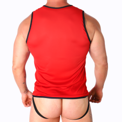 Macho camiseta sin mangas roja con ribetes negros, modelo de espaldas, toma 2