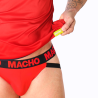 Macho camiseta sin mangas roja con ribetes negros, detalle del jockstrap y la etiqueta