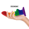 Mythology Her Colby Pride, sostenido en la mano