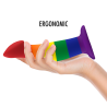 Mythology Her Garrick Pride, sostenido en la mano