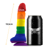 Mythology Corey Pride L junto a una lata para comparar tamaño, 19,5 cm