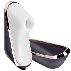 Satisfyer Pro Traveler fuera de su tapa magnética
