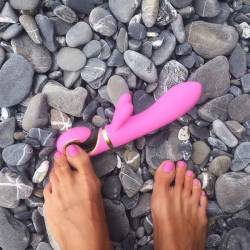 Gvibe Grabbit rosa sobre piedras de playa