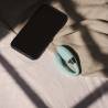 LELO TIANI Harmony Aqua junto a un teléfono sobre la cama