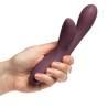 Vibrador Hera morado en la mano