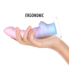 Dildo Mythology Colby Nayade en la mano