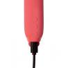 Vita rosa cargándose con su cable USB