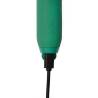 Amour verde cargándose con su cable USB
