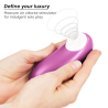 Womanizer Starlet 3 violeta en la mano con ondas Pleasure Air