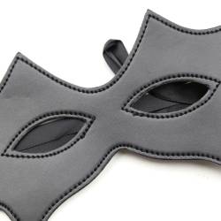 Máscara felina Ohmama Fetish, detalle de los ojales y las costuras
