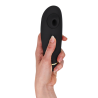 Womanizer Premium 2 negro sujeto en vertical