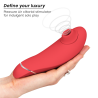 Womanizer Premium 2 frambuesa en la mano
